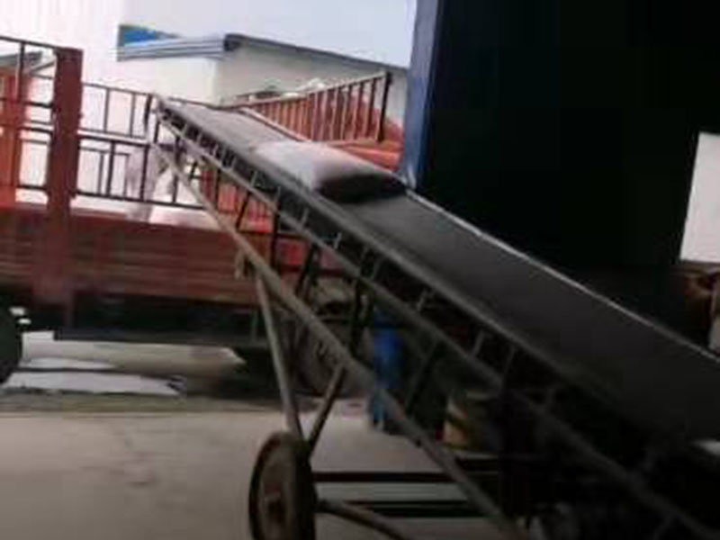 邦扶民飼料發貨現場